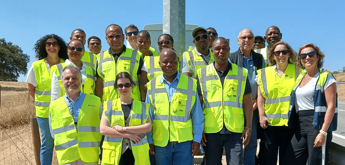 Grupo do Ministério das Obras Públicas de Moçambique composto por 14 membros