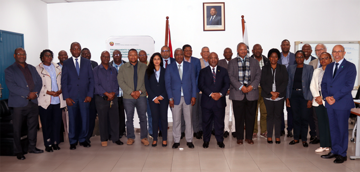 Fotografia da sessão do workshop com o Ministério das Obras Públicas de Moçambiqu: fotografia 1