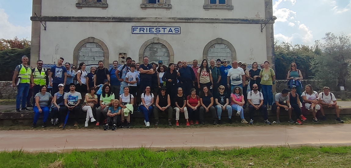 Fotografia do grupo durante caminhada ao Ramal de Monção