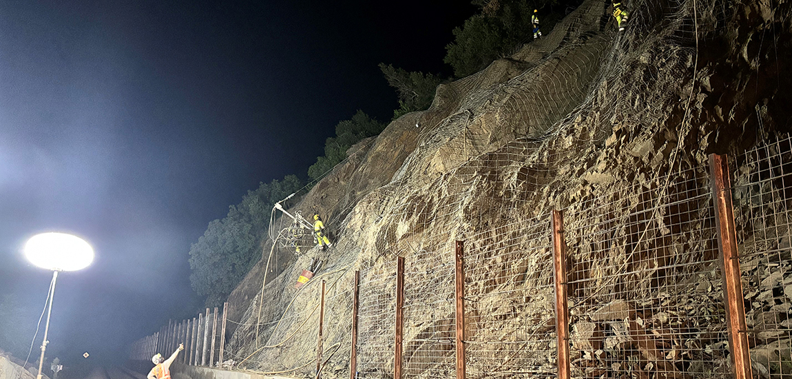 Imagem 5 - Estabilização de taludes na Linha do Douro - Trabalhos noturnos - Furação